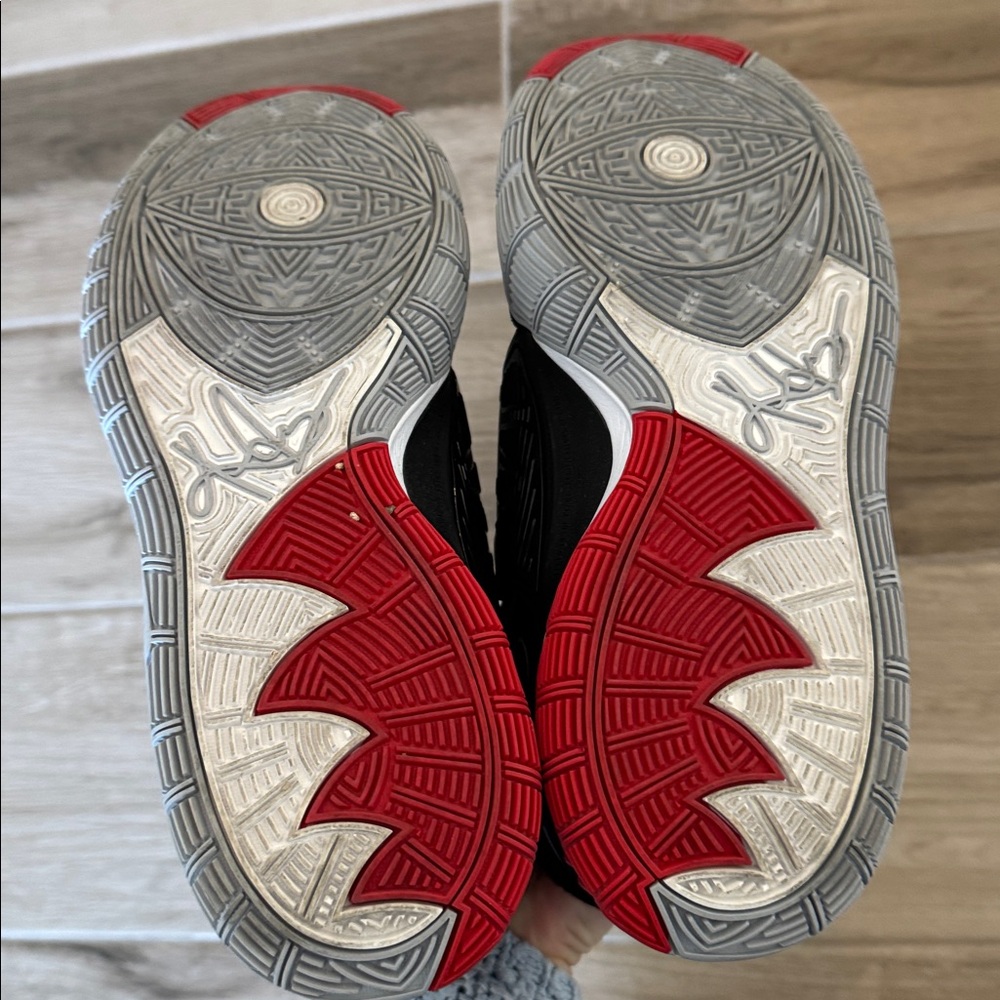 Nike Kyrie Bred 10 1/2 sneakers - Picture 4 of 8